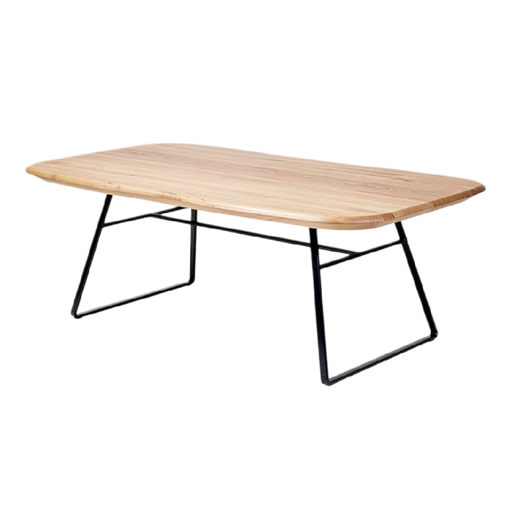 Moderne eettafel van hout met metalen poten