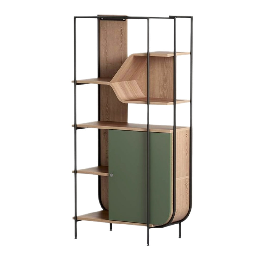 Moderne open boekenkast met groen deurtje en houten planken