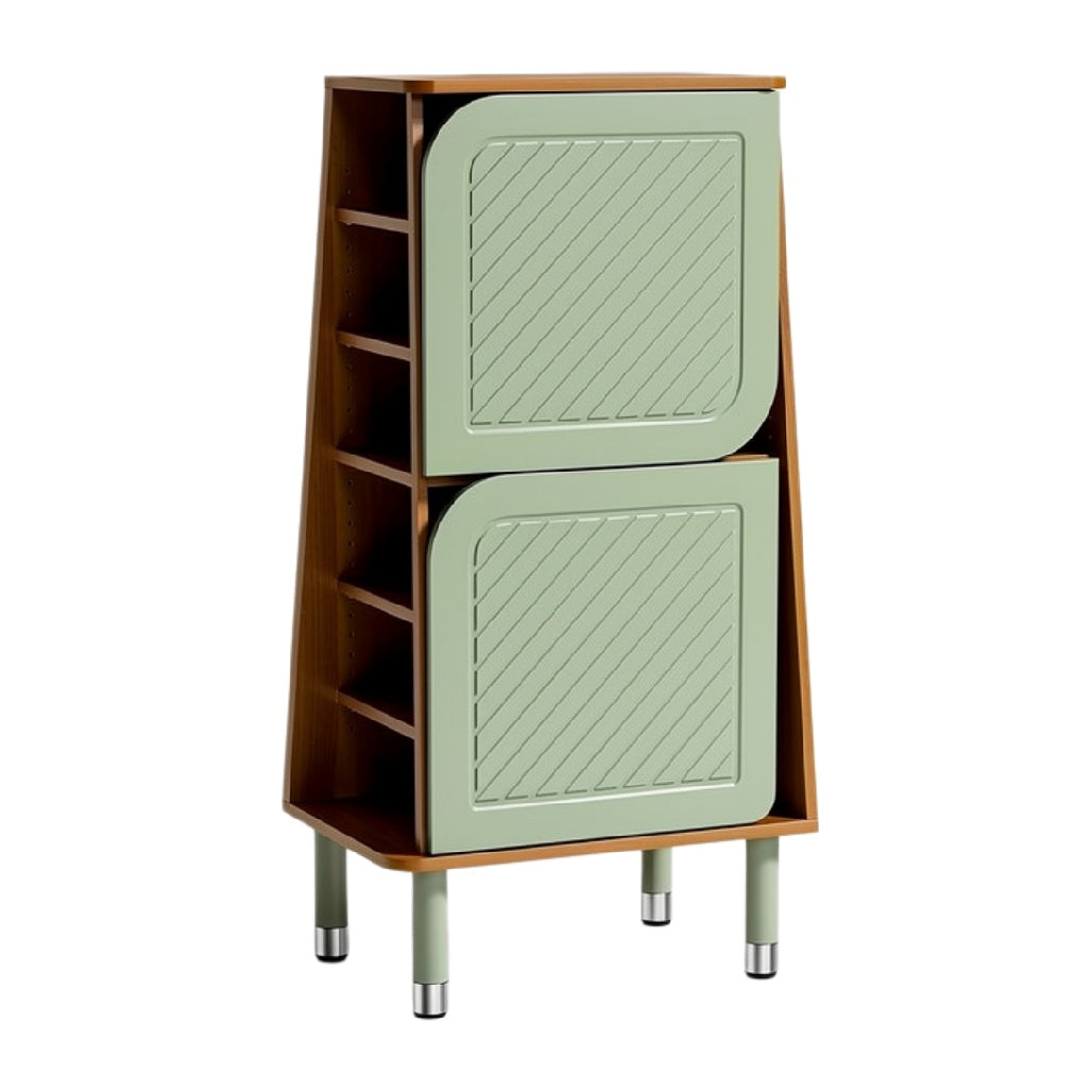 Moderne kast met groene deuren en houten accenten