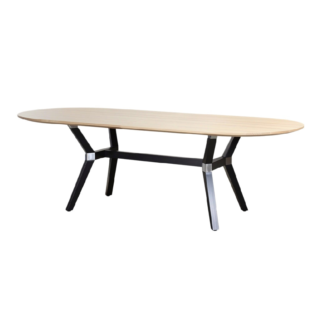Eenvoudige moderne eettafel met een ovale houten blad en een zwart/witte metalen basis.